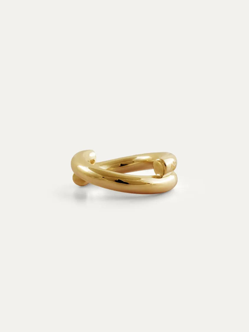 A polished 18k gold vermeil hoop earring with a twisted, intertwined design and with engraved 心, shown on a light beige background.